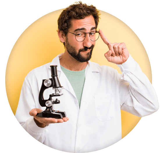 imagem de um jovem doutor com um microscópio na mão apontando para a cabeça